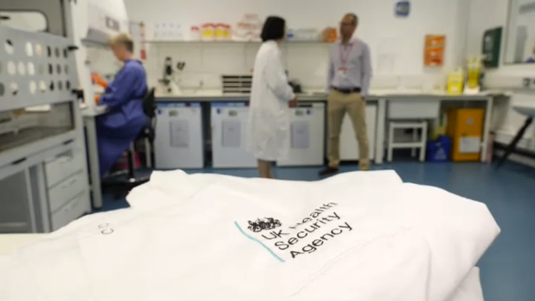 Brytyjscy naukowcy rozpoczęli opracowywanie szczepionek jako ubezpieczenia przed nową pandemią wywołaną przez nieznaną "chorobę X". Prace prowadzone są w rządowym kompleksie laboratoryjnym Porton Down w Wiltshire przez zespół ponad 200 naukowców.
